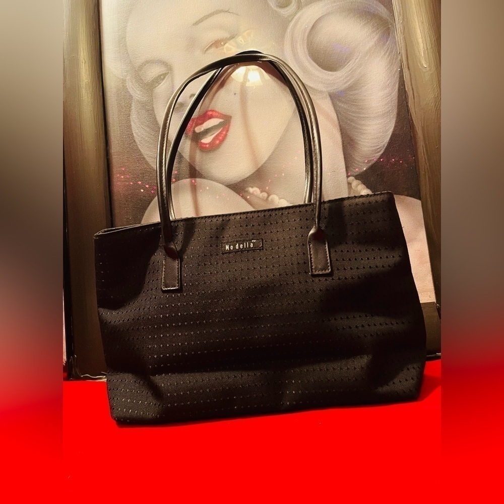 NWOT BLACK MODELLA SHOULDER HANDBAG WITH DESIGN